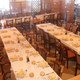 Los Fogones de Lerma sillas y mesas del restaurante